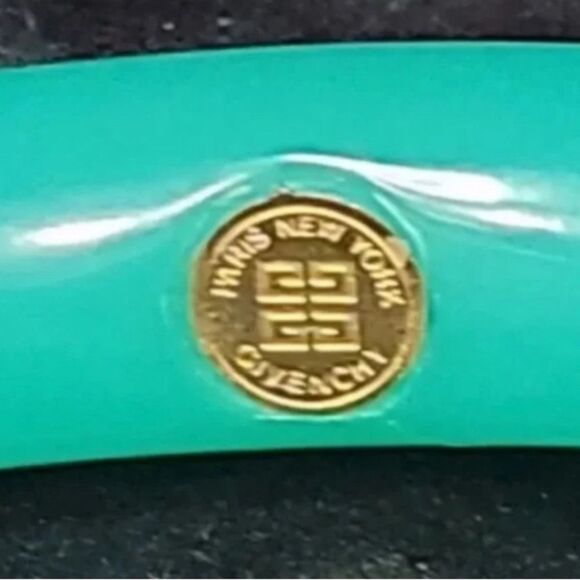 *Givenchy* VTG 1970’s RARE AQUA-GREEN LUCITE BANGLE BRACELET Designer Signed - Picture 2 of 5